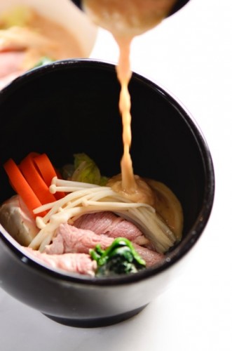 W__ the kitchen tab le 推出東京極食樂-涮涮肉片沙拉