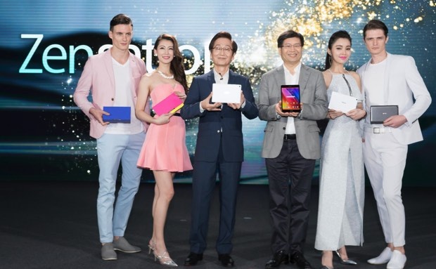 ASUS Chairman Jonney Shih and CEO Jerry Chen demonstrate the fashion-inspired design copy