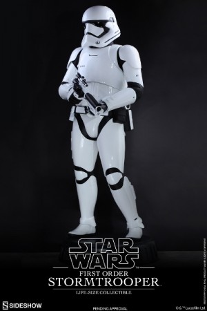 star-wars-first-order-stromtrooper-life-size-collectible-hot-toys-902688-03