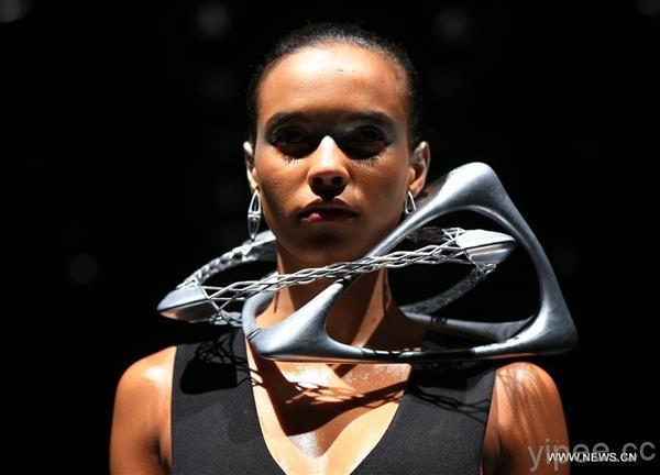 國際時裝大秀的 3D 列印項鍊，外型竟然像 SM 的頸圈！