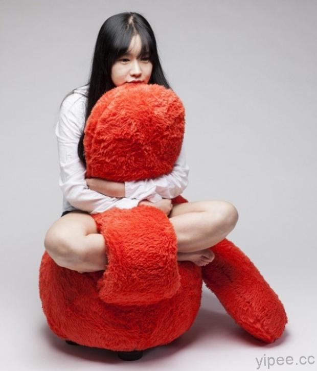 韓國設計師製作「擁抱沙發」，療癒孤單寂寞