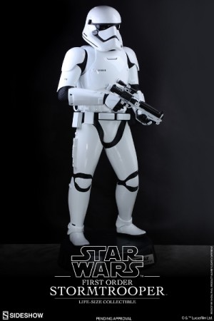 star-wars-first-order-stromtrooper-life-size-collectible-hot-toys-902688-04