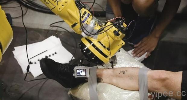 機器人刺青藝術師，展開第一次為人類紋身工作！