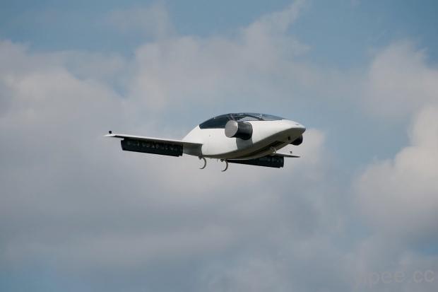 真的飛上天了，電動「飛行汽車」全球首飛！