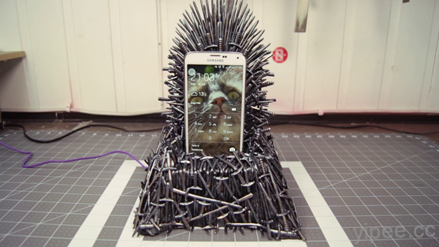 DIY 把《冰與火之歌：權力遊戲》的鐵王座變成手機架！