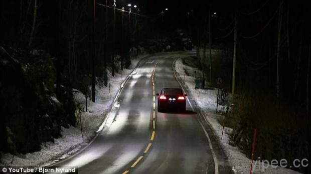 挪威郊區打造節能馬路，汽車接近時路燈就會自動變亮！