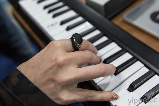 戴著這無線 MIDI 戒指，簡單手勢就能演奏美妙歌曲