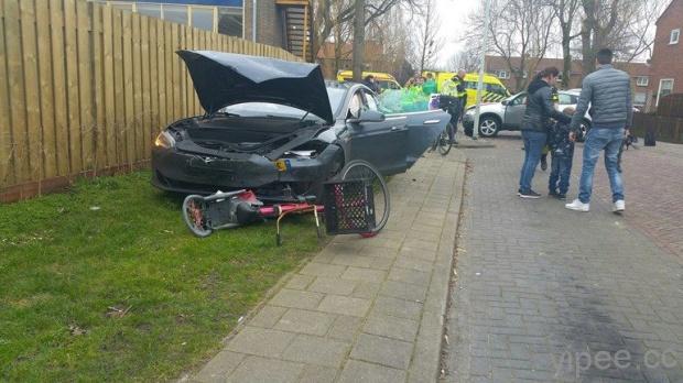 Tesla Model S 在荷蘭撞上腳踏車與摩托車，傳與自動駕駛有關