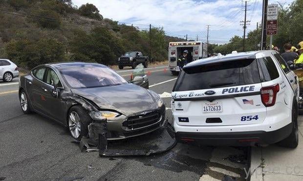 Tesla 自動駕駛出錯撞停在路邊的警車，駕駛受輕傷