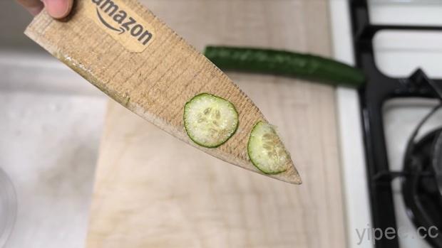 Amazon 紙箱製作菜刀超鋒利，竟然能將小黃瓜切成薄片
