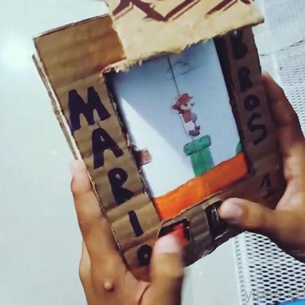 買不起遊戲機？委內瑞拉男孩神創意，紙板和瓶蓋自製「超級瑪利 Game Boy」
