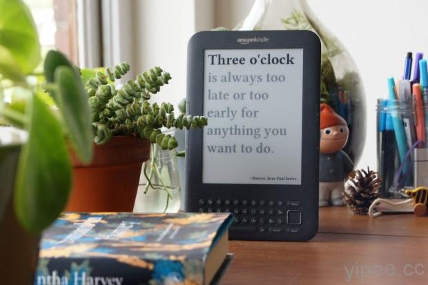 老機器新玩法，國外網友將 Kindle 改裝成文學氣息的個性化時鐘