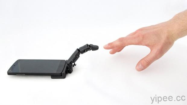 超奇葩智慧手機周邊！會輕撫手掌的「 MobiLimb 」機器人手指