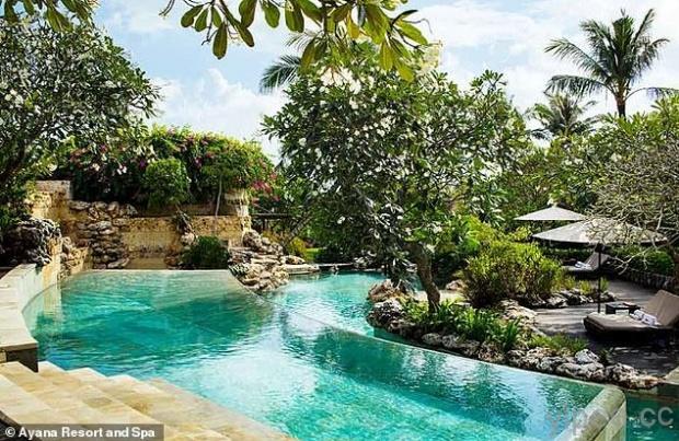 峇里島知名五星酒店 Ayana Resort＆Spa 禁止旅客在泳池使用手機、相機等 3C 產品