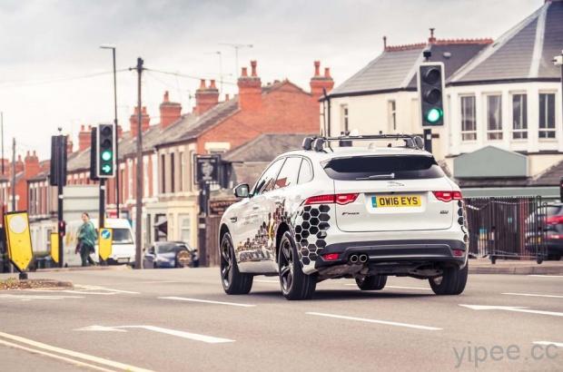 Jaguar Land Rover 研發「綠燈最佳車速顧問系統」，開車上路不用停等紅燈！