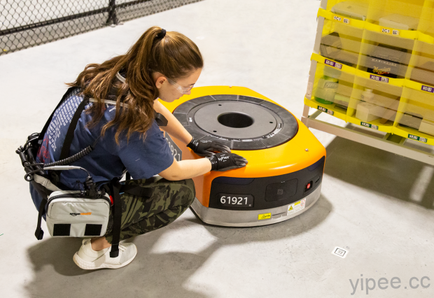 Amazon 亞馬遜研發特殊安全背心，防止機器人撞上工作人員