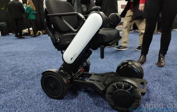 日本公司研發高科技輪椅「WHILL」，具備自動駕駛功能