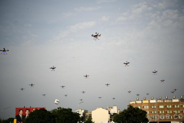 台南市啟動無人機群飛展演，推動無人機產業與教育