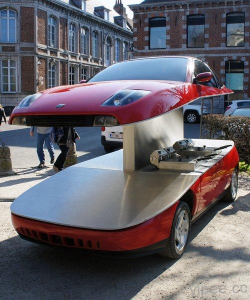 超狂藝術創作！把 Fiat 飛雅特雙門跑車砍半變成行動餐車雕塑