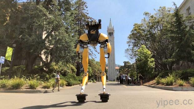 Cassie Cal 機器人不只會穿懸浮鞋，還能穿著它逛街兜風