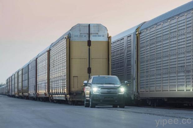 超狂福特純電動 F-150 皮卡，竟然能拖動一輛 100萬磅的運輸火車