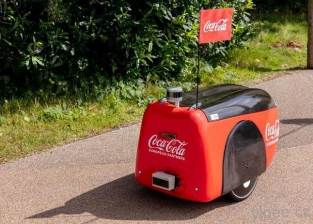 自動販賣機退伍了！可口可樂在英國遊樂園測試機器人送飲料，續航里程達 50 公里