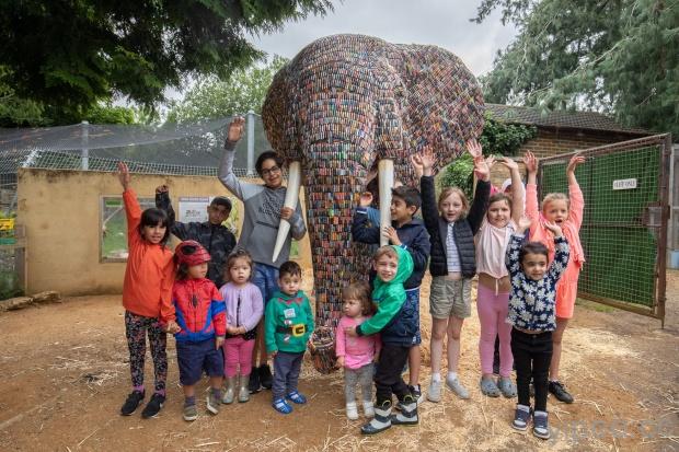 英國設計師以 29,649顆廢電池打造 1:1 比例的大象雕塑，鼓勵資源回收再利用