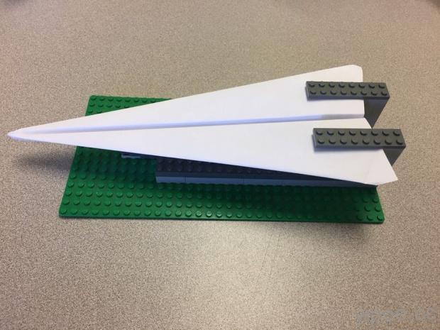 紙飛機總是飛不遠？ DIY 動手做個樂高發射器試試吧！