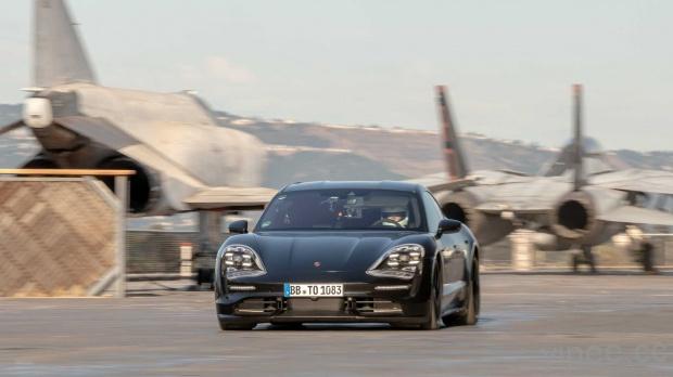 保時捷純電動車 Porsche Taycan 在航空母艦，測試短距離加速與煞停