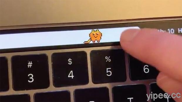 經典「電子雞」重現 MacBook Pro，手指在 Touch Bar 點一點就能養雞