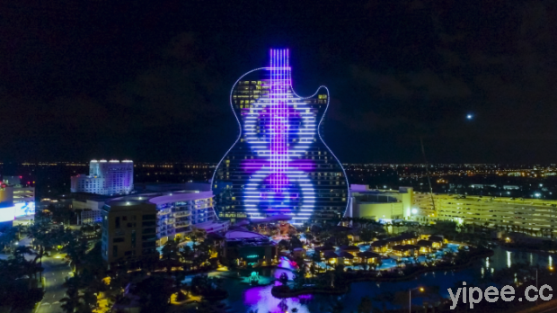 Hard Rock Hotel 打造吉他造型飯店，搭配閃爍霓虹燈夜晚超美！