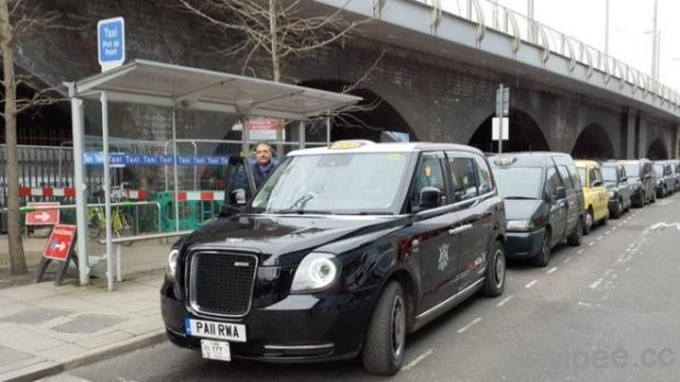 英國諾丁漢車站為電動計程車打造無線充電系統，司機邊排班等客人邊充電