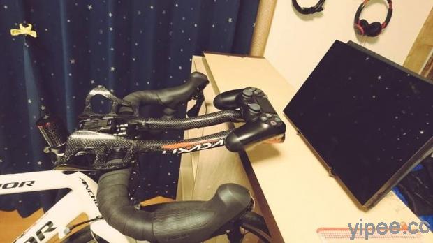 突發奇想！日網友將 PS4 遙桿裝在腳踏車龍頭，在家運動也能玩《魔物獵人》