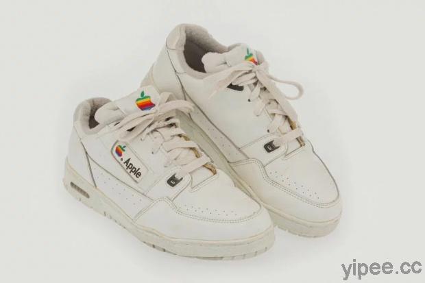超稀有古董 Apple 蘋果運動鞋，以新台幣 50 萬元在拍賣會得標！