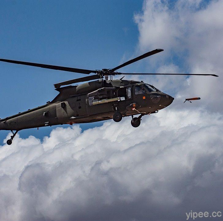 美國陸軍成功實測 UH-60 黑鷹直升機可在空中發射無人機