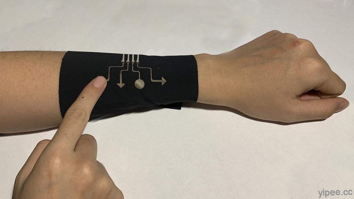 工程師製作可透氣的電子袖套，戴在手腕變成遊戲遙控器