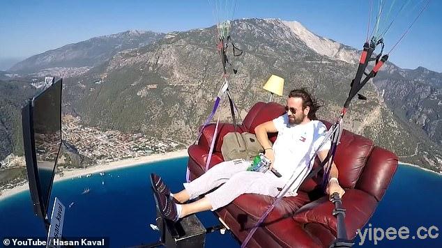 【影片】土耳其男子不要命！毫無安全措施坐沙發衝上了天空，飛行傘邊飛邊看電視
