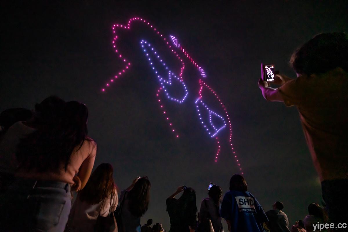 【影片】300 架無人機在夜空飛行拼出彩色愛心和口罩，感謝醫療人員！