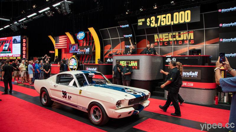 《賽道狂人》Ken Miles 的「會飛野馬」 1965 Shelby GT350R 以新台幣 1.1 億元順利拍出！