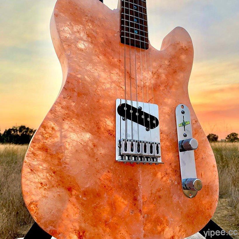 喜馬拉雅山玫瑰鹽不只能烹飪，北美藝術家 DIY 製作成一把吉他！