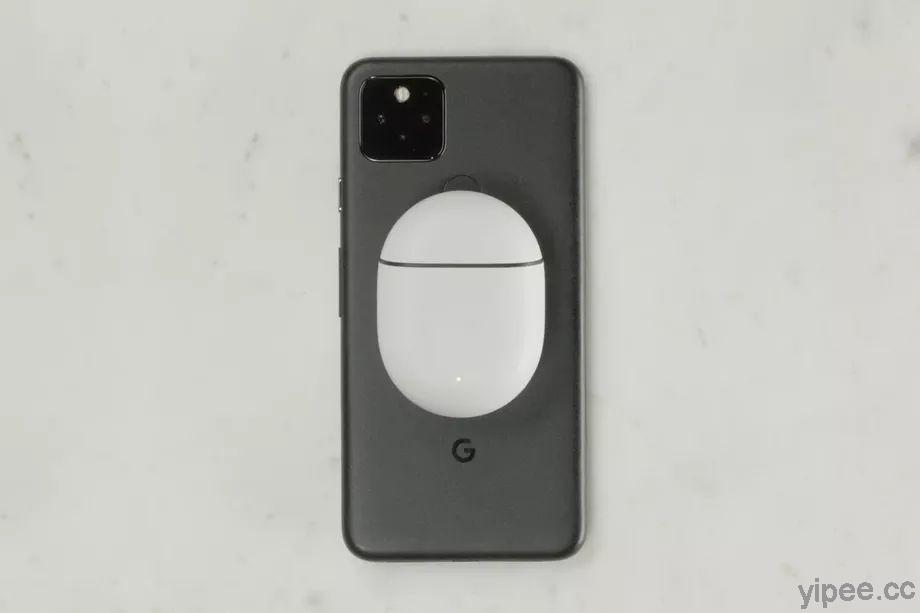 Google Pixel 5 不只是手機！插入 USB-C 連接線還能變身無線充電板