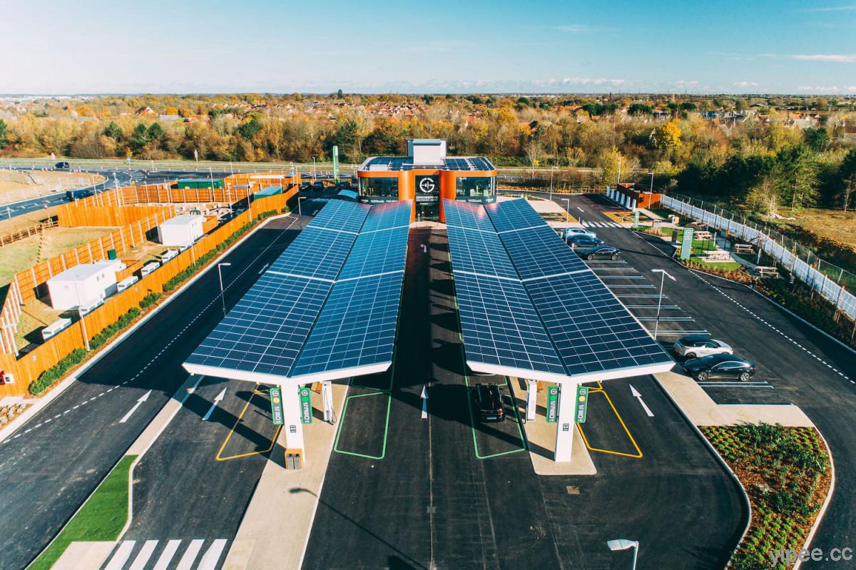 英國首個環保電動車充電站，利用太陽能幫 36 輛車充電