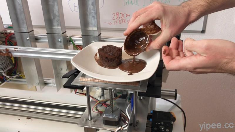 國外 YouTuber DIY 自製杯子蛋糕機器人！只是樣子看起來很悲劇