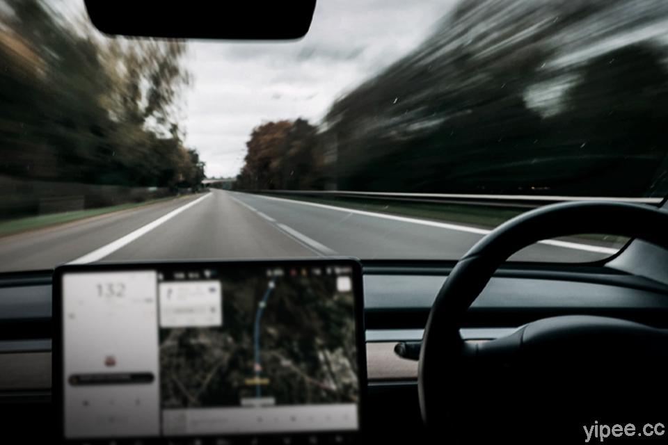 英國政府同意在 2021 年開放「自動駕駛車」在高速公路行駛，但媒體不放心！