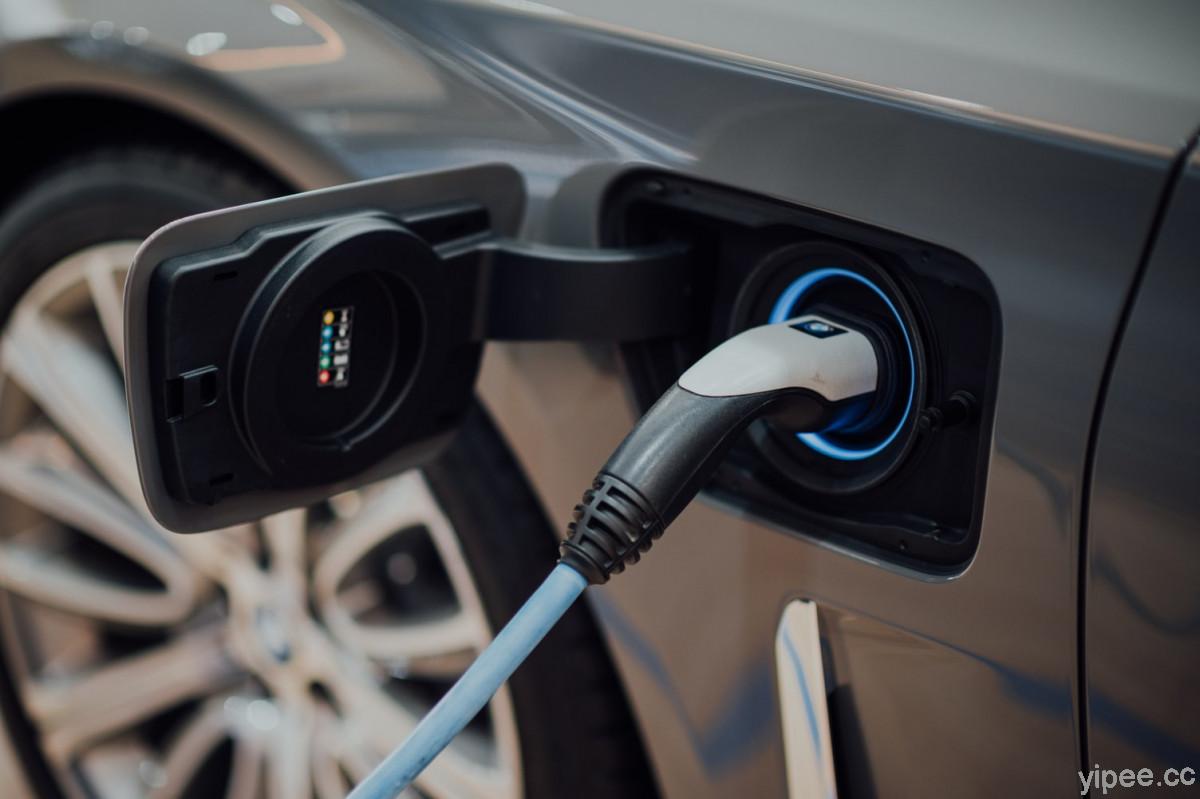 拜登總統設下電動汽車發展目標，期望 2030 年美國新車 50% 是電動車或動力混合車