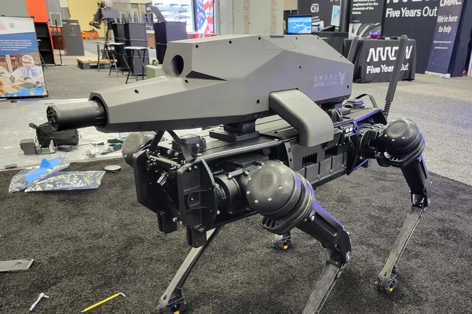美國開發背狙擊槍的「殺手機器狗」，能精準射擊 1.2 公里的目標