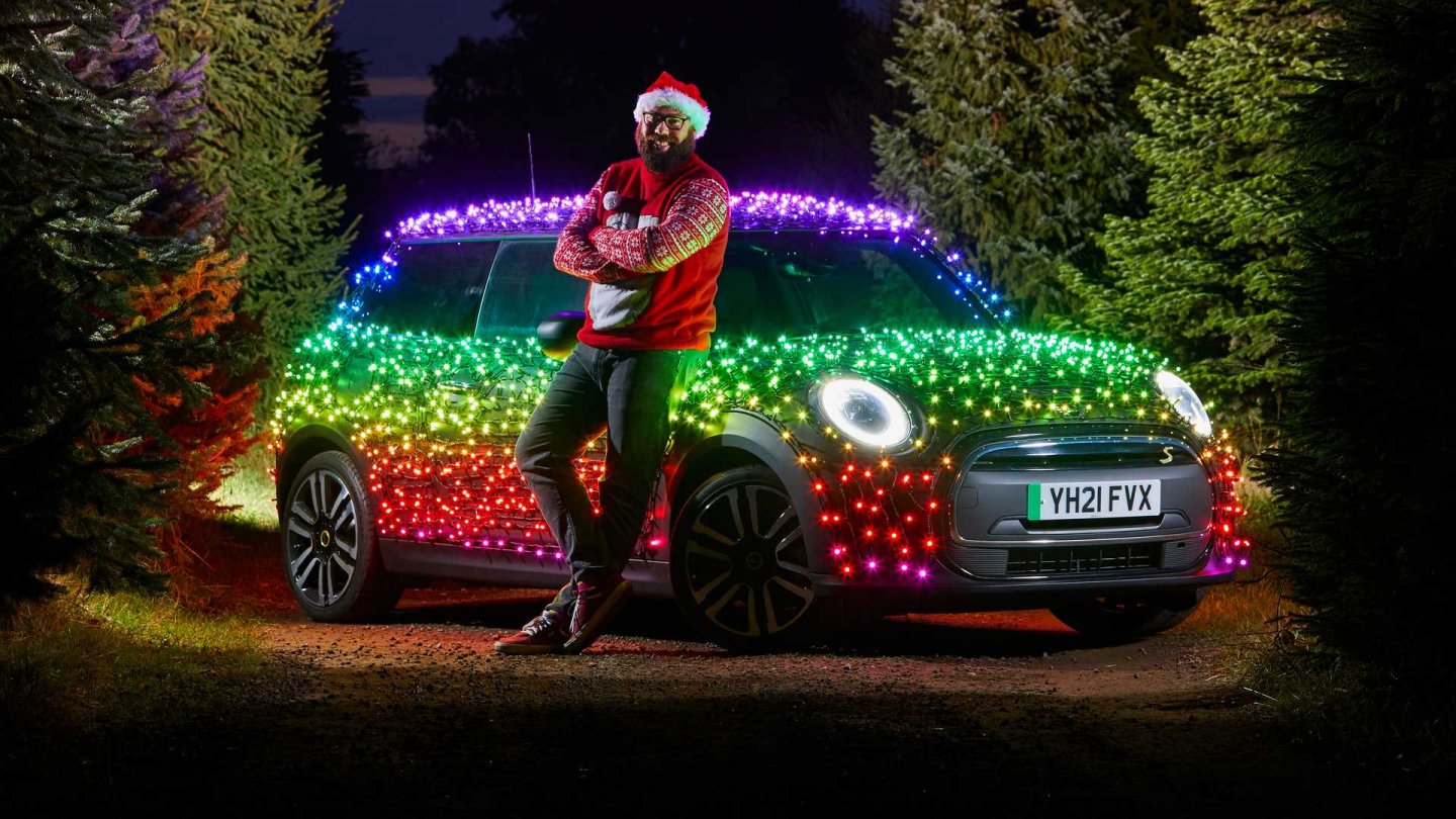 有人用 2,000 個 LED 霓虹燈包裹 Mini Electric 電動車，在英國進行巡迴慈善之旅