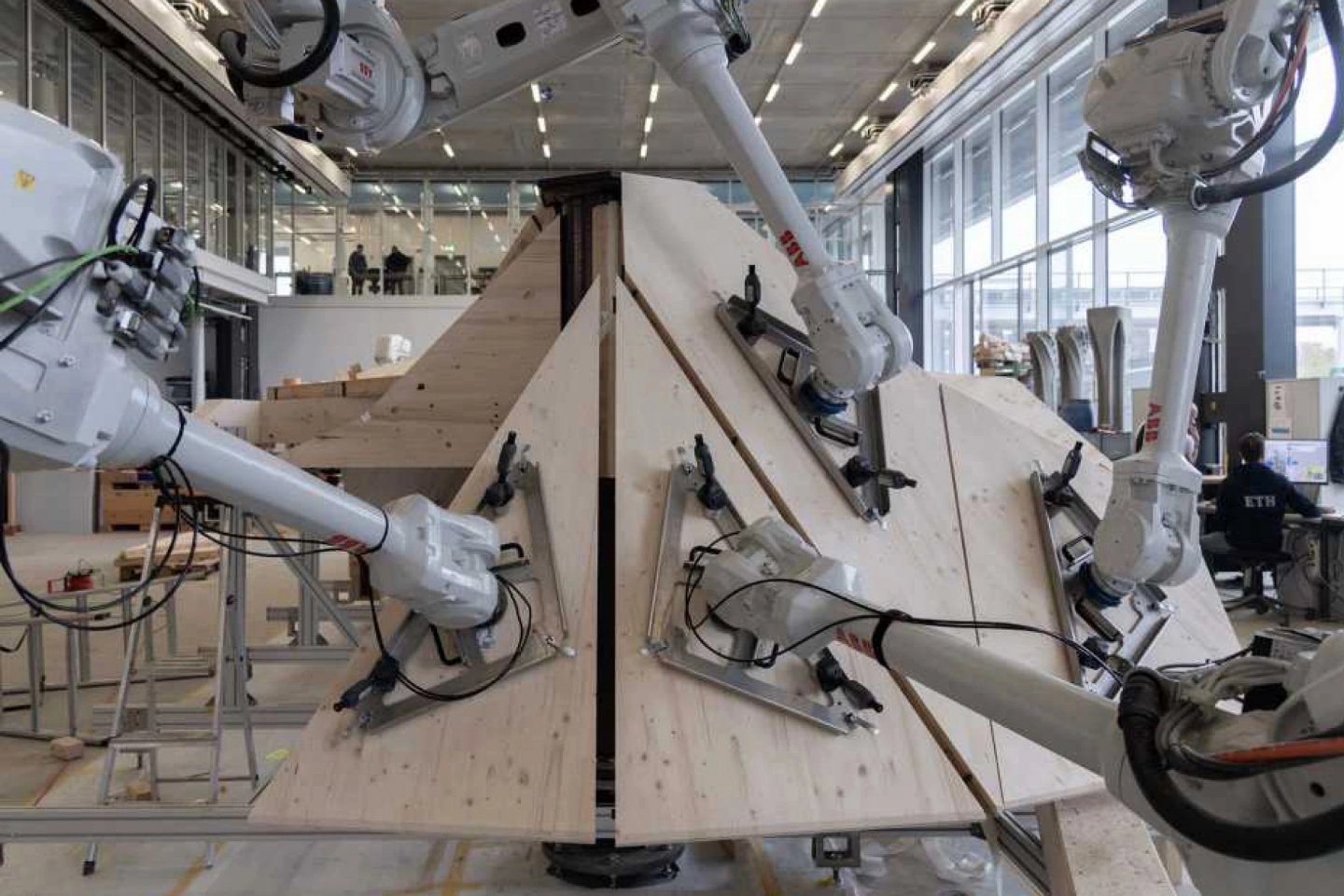 設計師用 AI 人工智慧機器人與藝術創作結合打造空中花園
