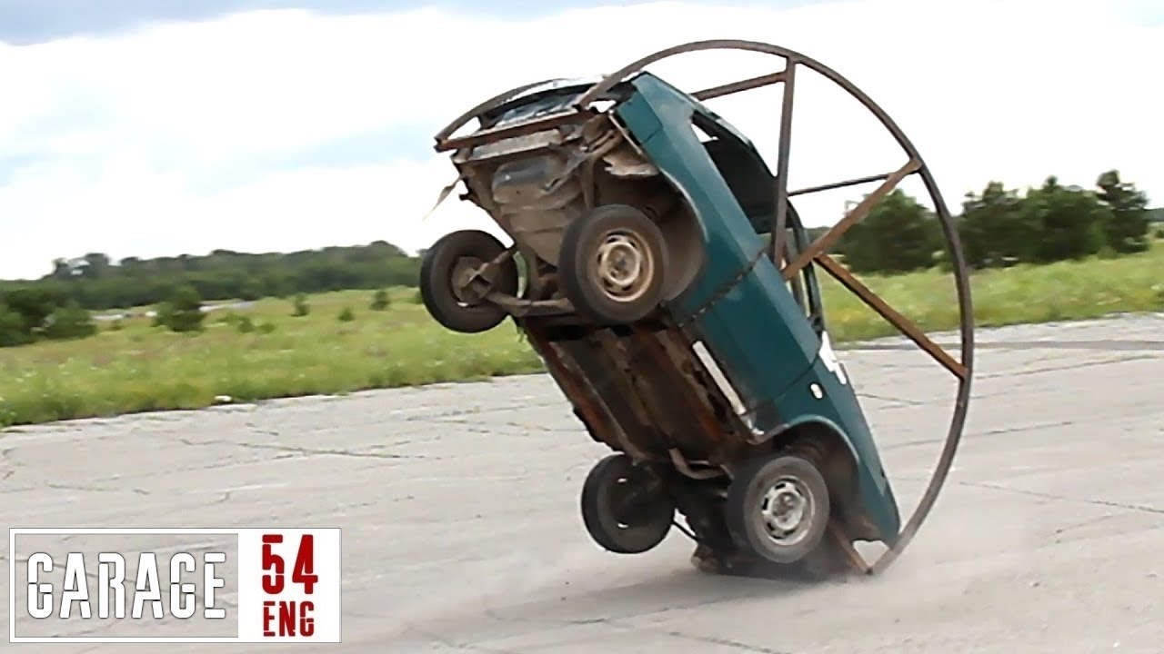 【影片】戰鬥民族特製版賽車防滾架，怎麼看起來有點像是天竺鼠用的滾輪？！