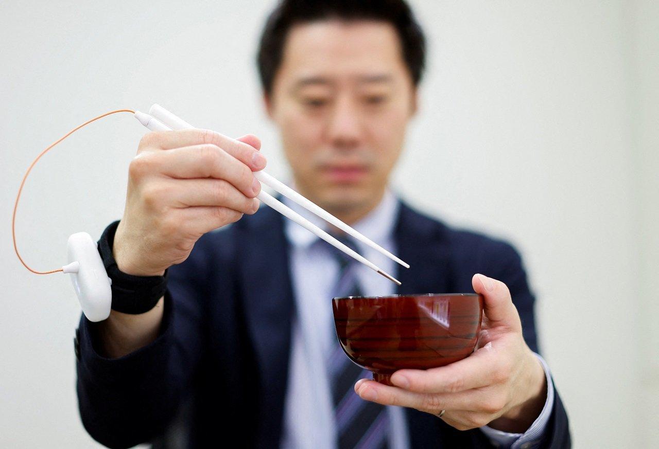 日本開發增加鹽味的「增味筷子」，重鹹也能享受清淡飲食